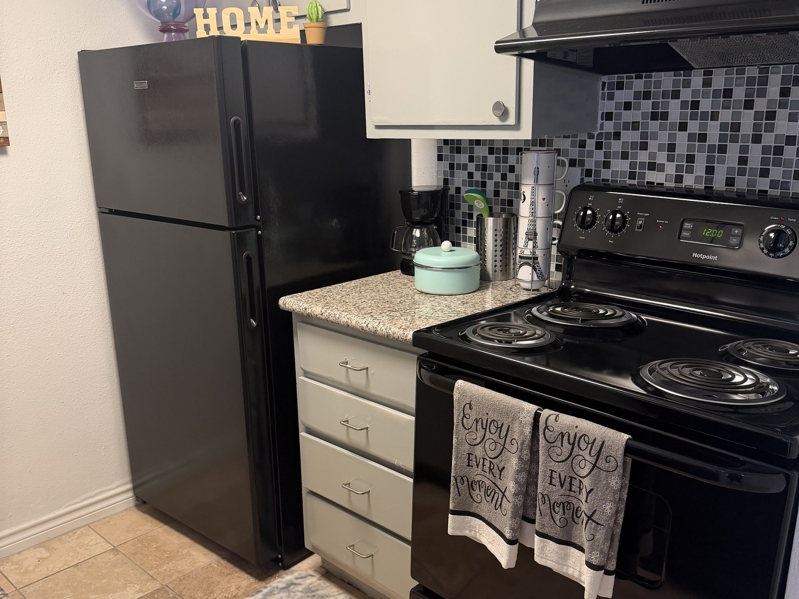 Cocina con cubiertas de granito dentro de un apartamento de La Primavera